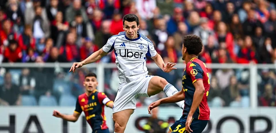 Player from Como controlling the ball during match