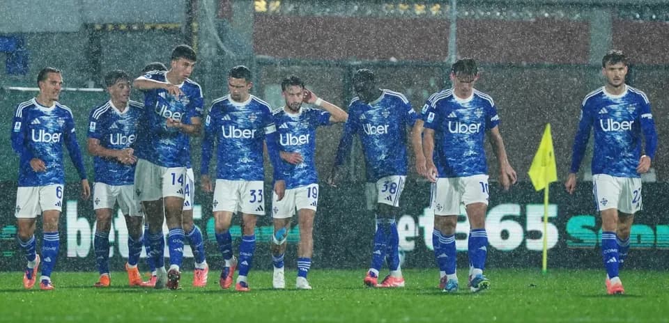Como players walking in the rain during match
