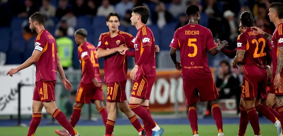 AS Roma players celebrating a goal
