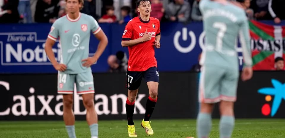 Osasuna player running during match against Atletico Madrid