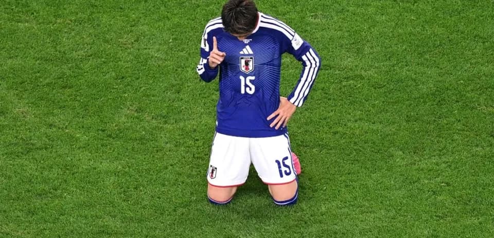 Japanese player kneeling during World Cup match