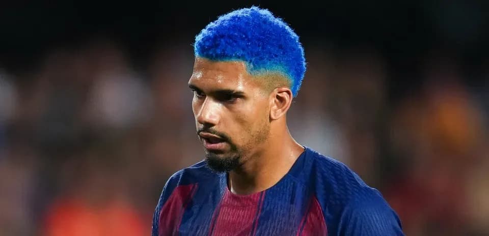 Player with blue hair wearing FC Barcelona jersey