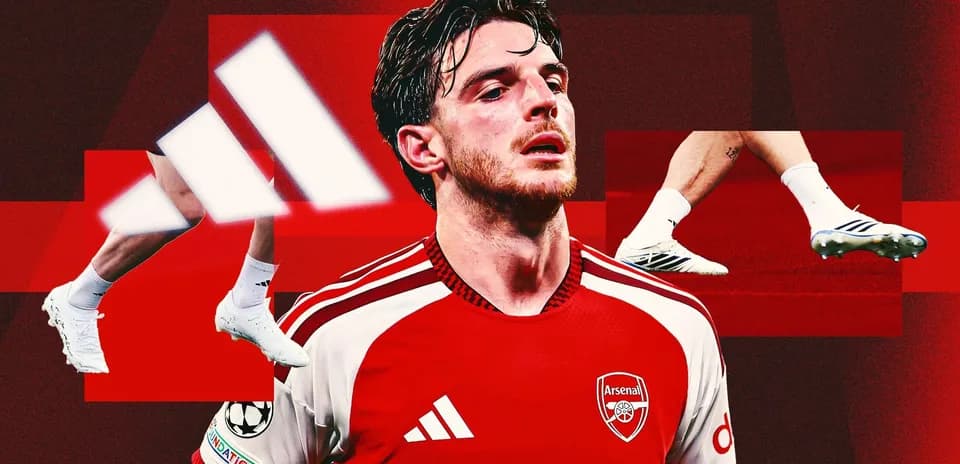 Arsenal player in red kit with football boots