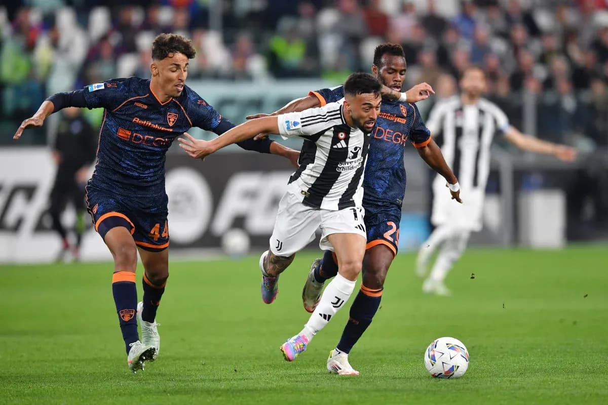 Juventus player dribbling against Lecce defenders