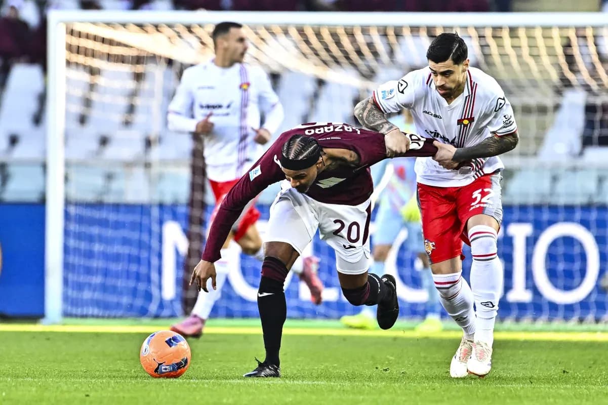 Cremonese and Torino players competing for the ball