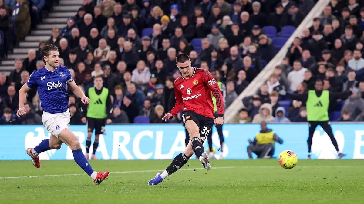 Player from Everton challenging Manchester United opponent