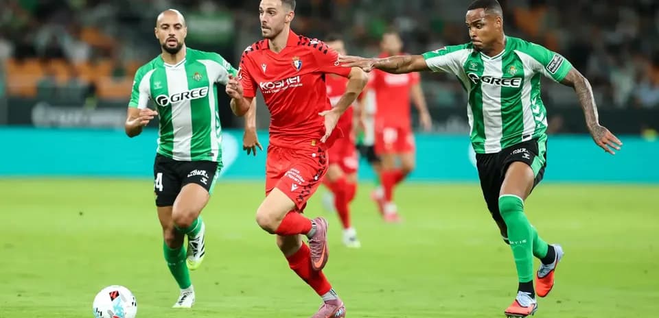 Osasuna player dribbling against Real Betis defenders