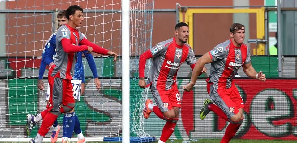 Cremonese players celebrating a goal in match