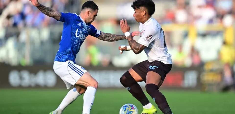 Player tackling opponent during Napoli vs Como match
