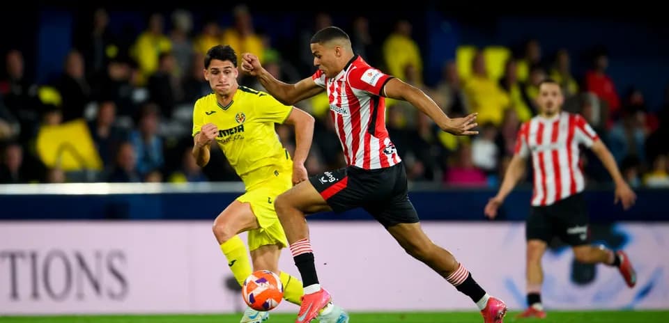 Athletic Club player chasing Villarreal opponent