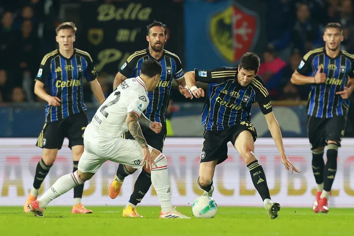 Cremonese players competing against Pisa in Serie A