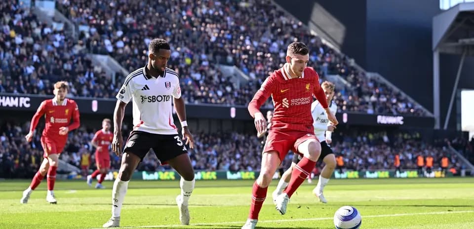 Liverpool player dribbling against Fulham defenders