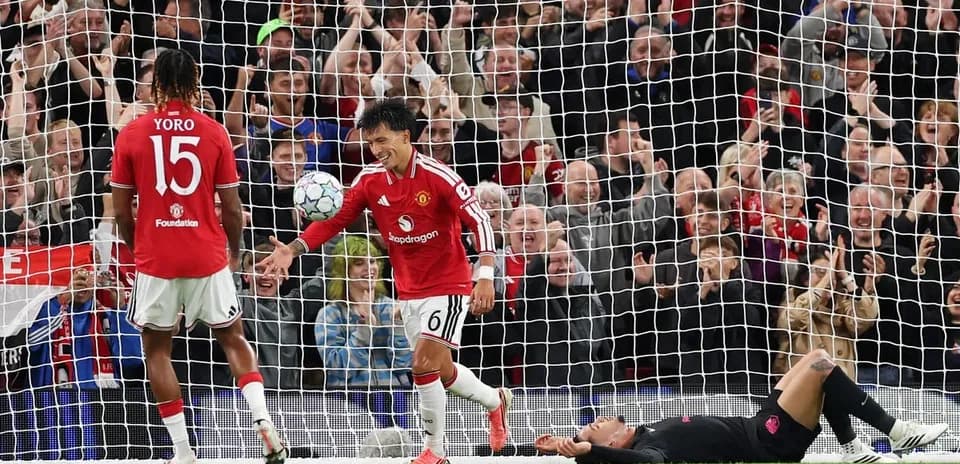 Manchester United players celebrating goal in match