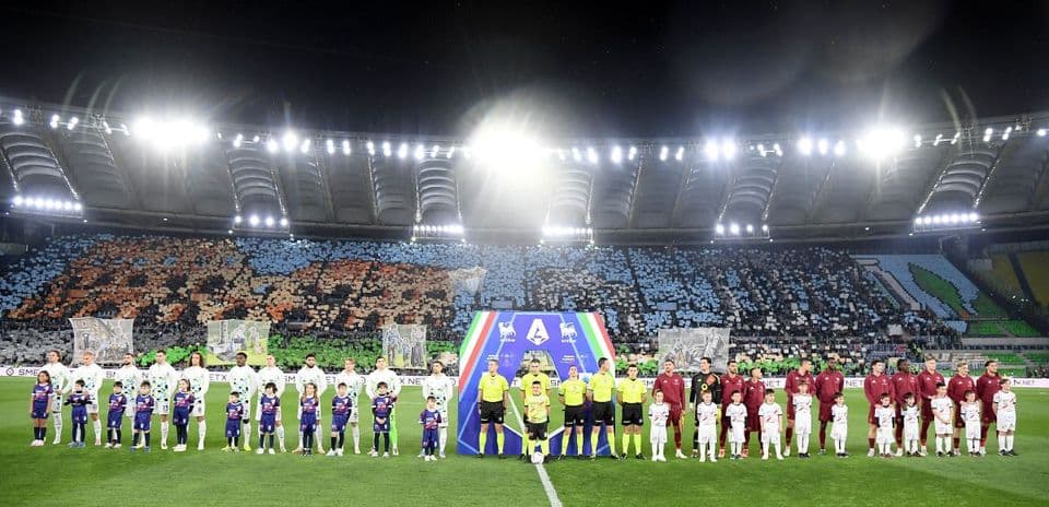 AS Roma and Lazio players lined up for kickoff