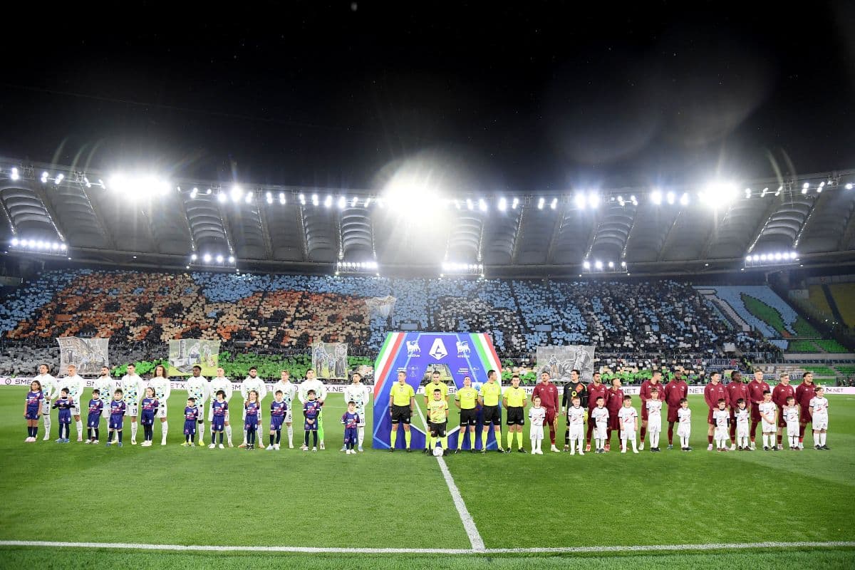 AS Roma and Lazio players lined up for kickoff