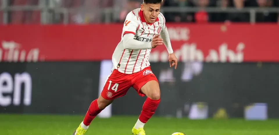 Player dribbling the ball during La Liga match