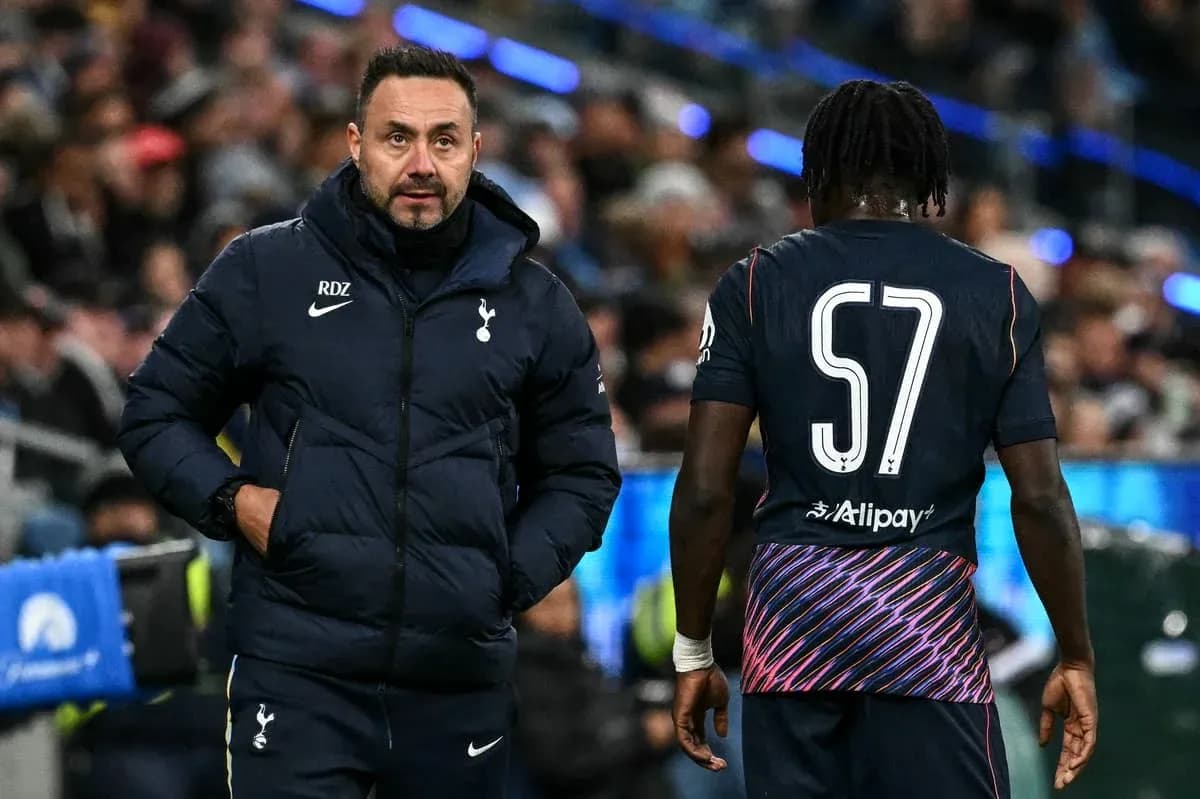 Tottenham manager speaking to player during match