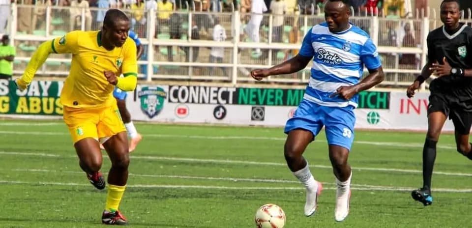 Enyimba player dribbling past Plateau United opponent