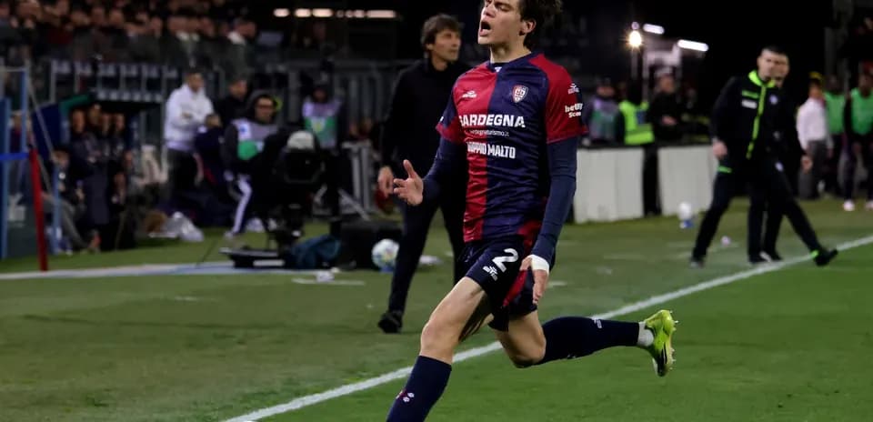 Cagliari player celebrating near the sideline