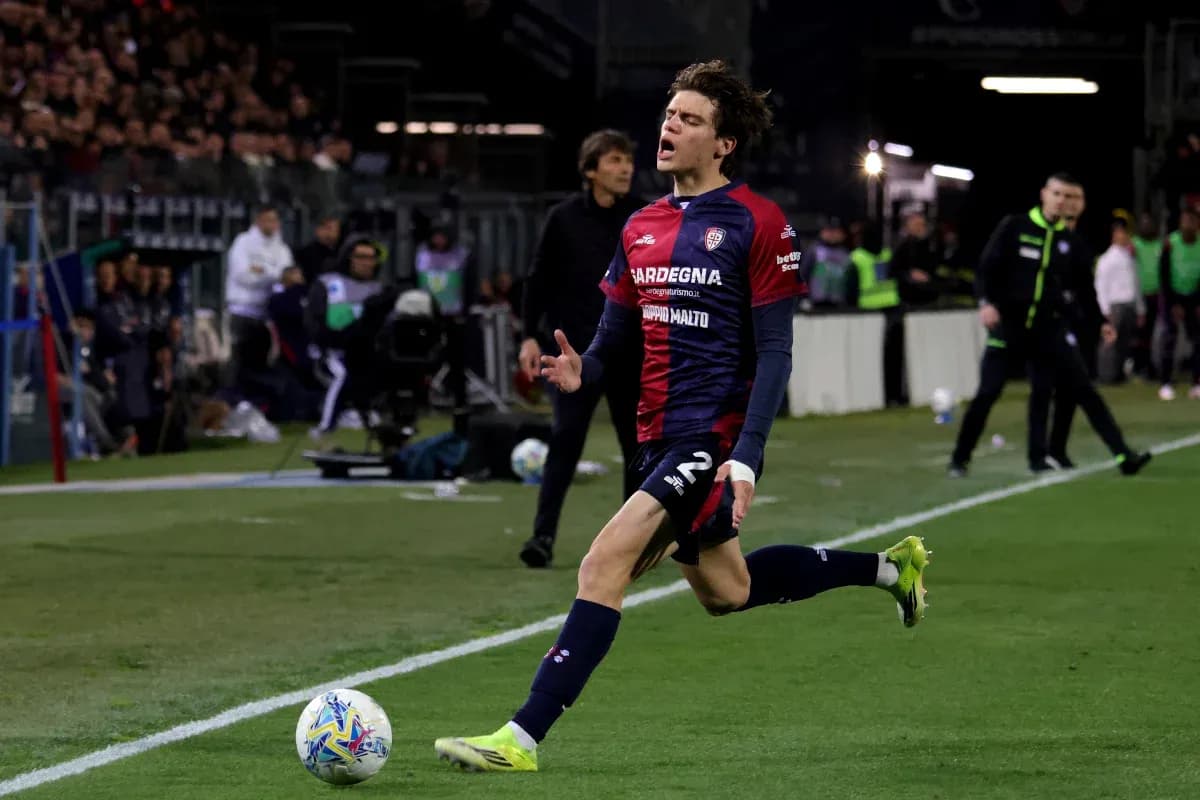 Cagliari player celebrating near the sideline