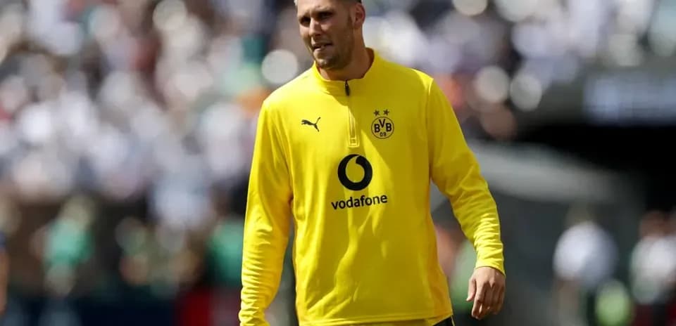Player warming up in Borussia Dortmund training gear