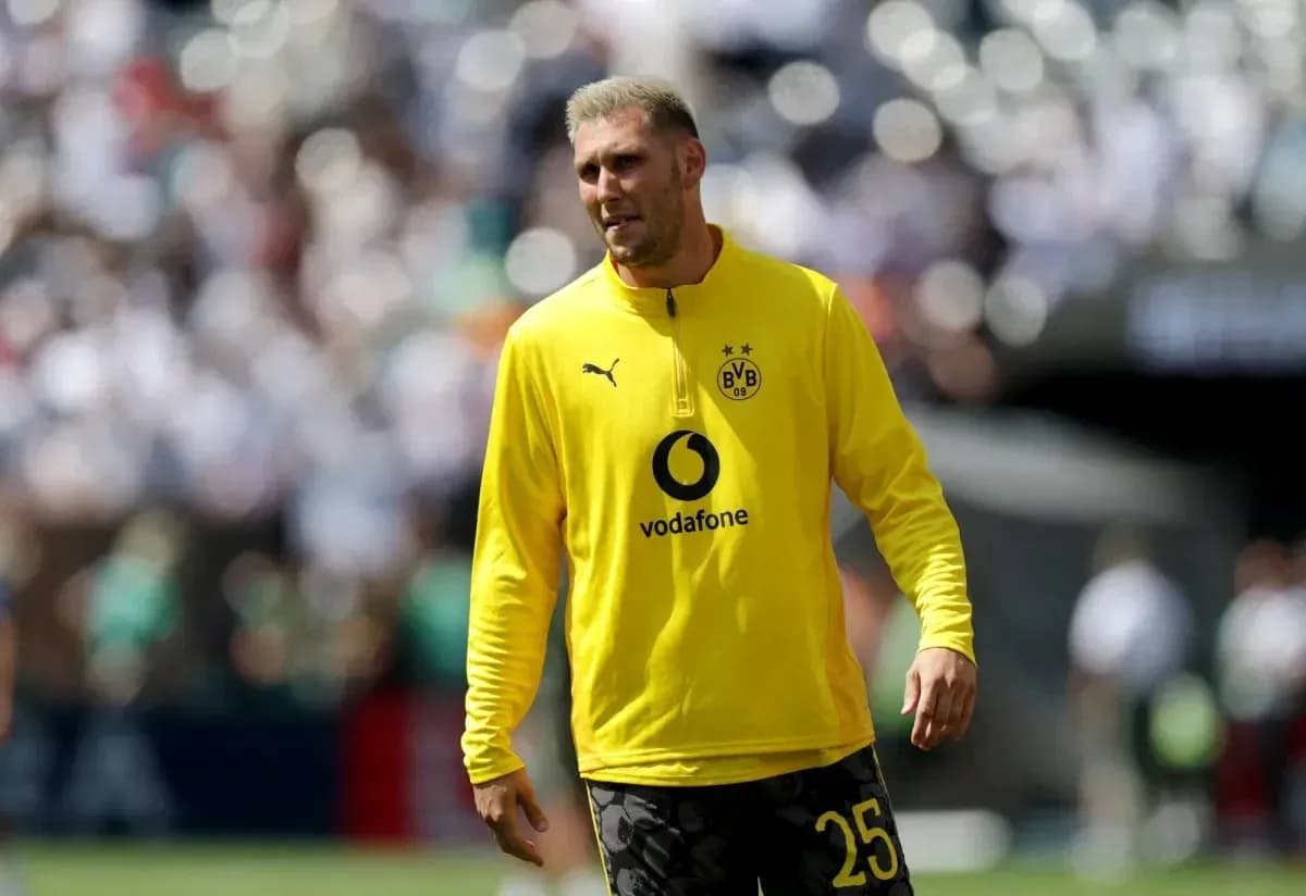 Player warming up in Borussia Dortmund training gear