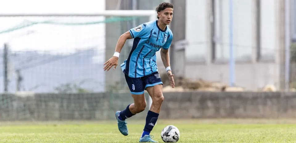 Vizela U23 player dribbling during match