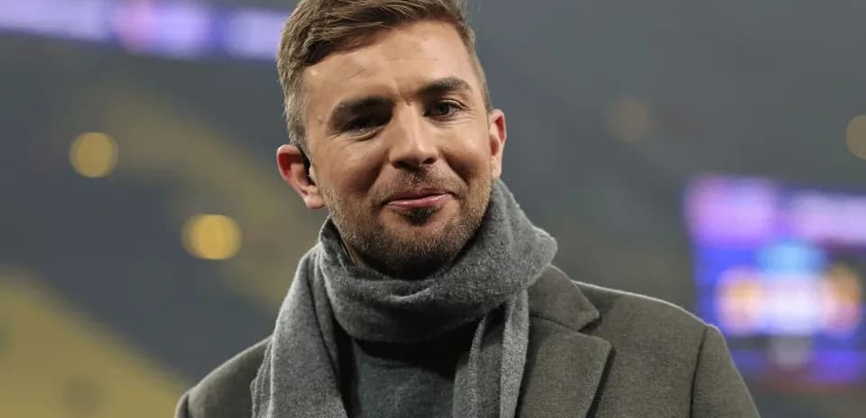 Person wearing a gray scarf and coat