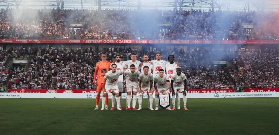 Gornik Zabrze team posing before the match