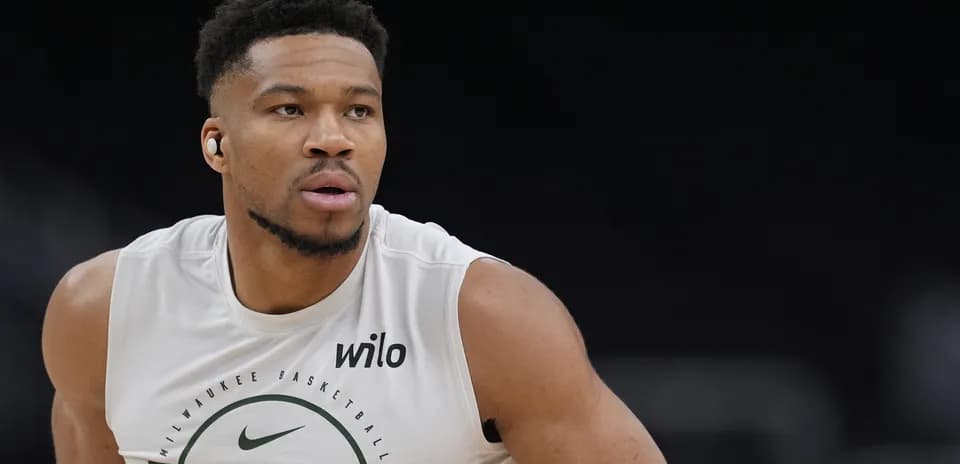 Player warming up in Milwaukee Bucks practice gear