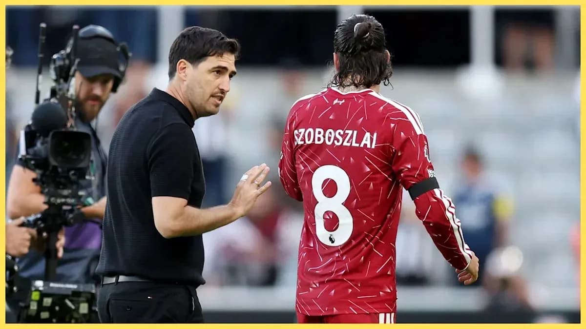 Coach speaking to player Szoboszlai during match
