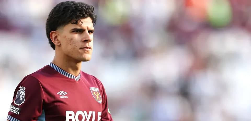 Player in West Ham United kit on the field