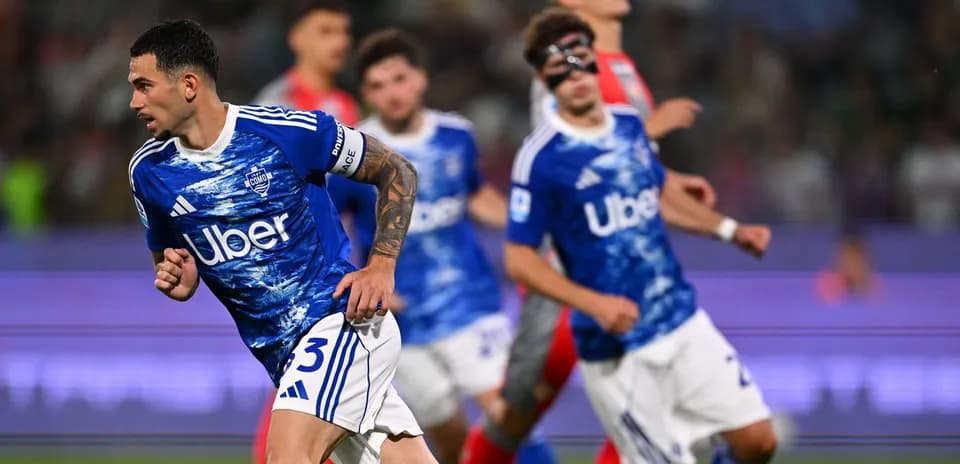 Como player running during Serie A match