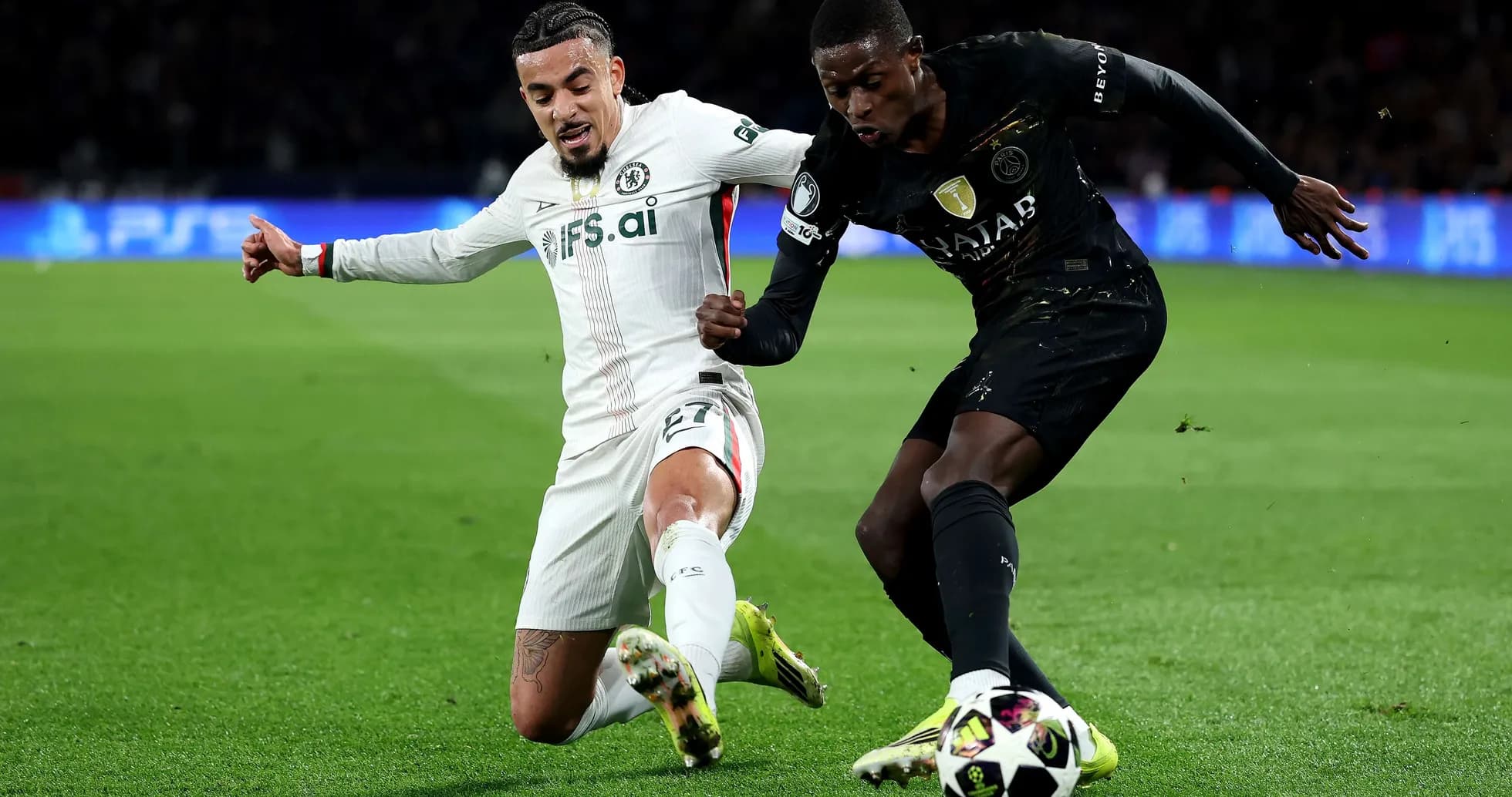 Chelsea player challenges PSG opponent for the ball
