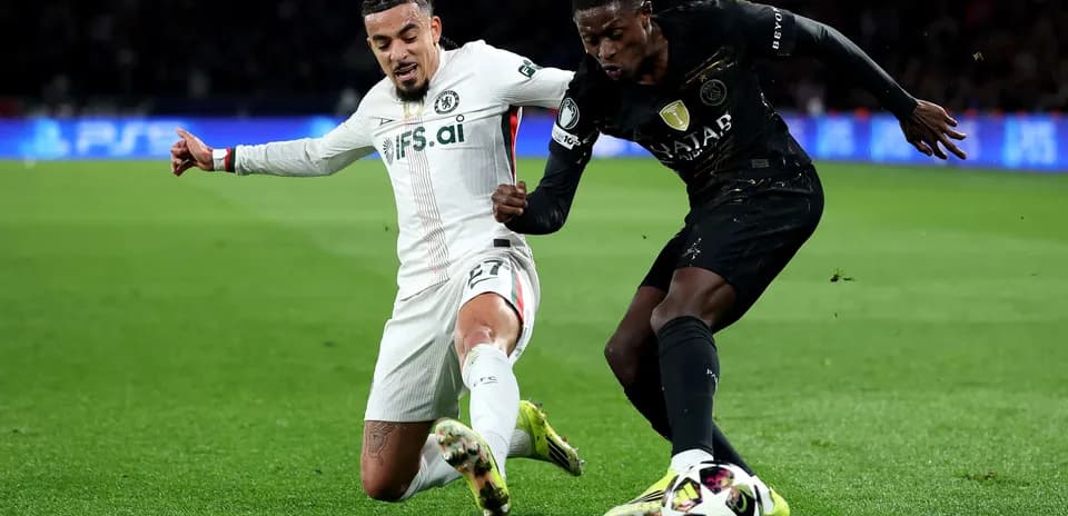 Chelsea player challenges PSG opponent for the ball