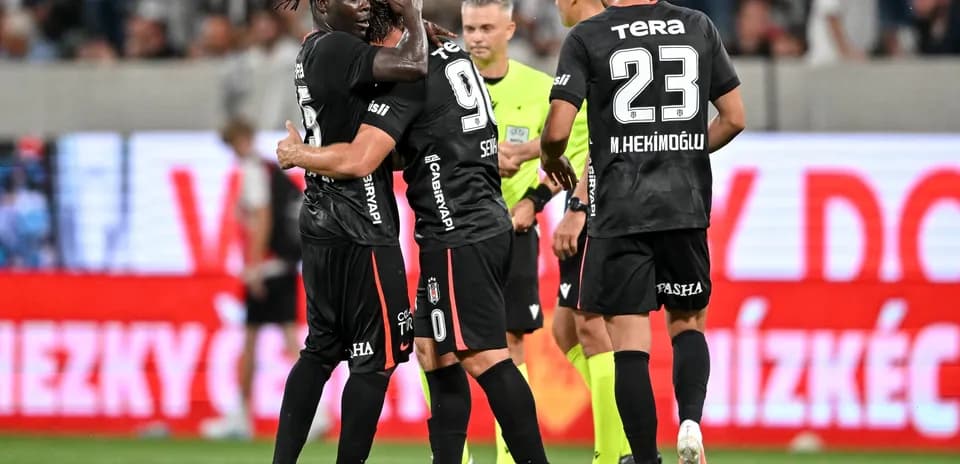 Beşiktaş players celebrating during Europa League match