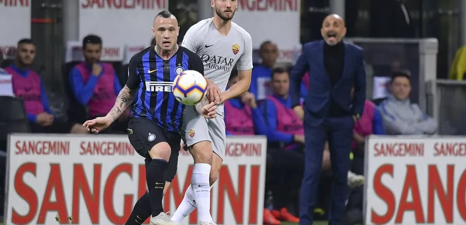 Inter and Roma players contesting for the ball