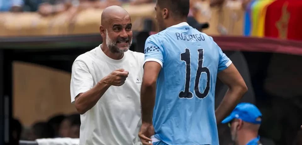 Coach speaking to player Rodrigo during match