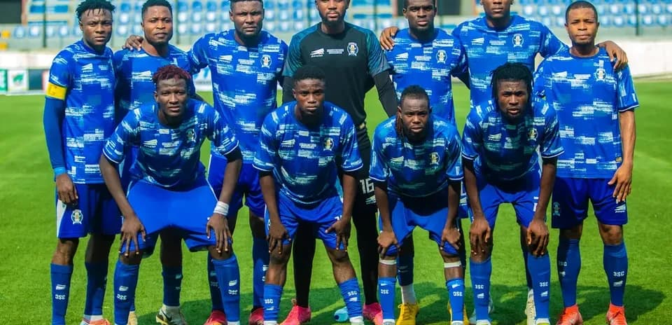 Kun Khalifat FC team photo before match
