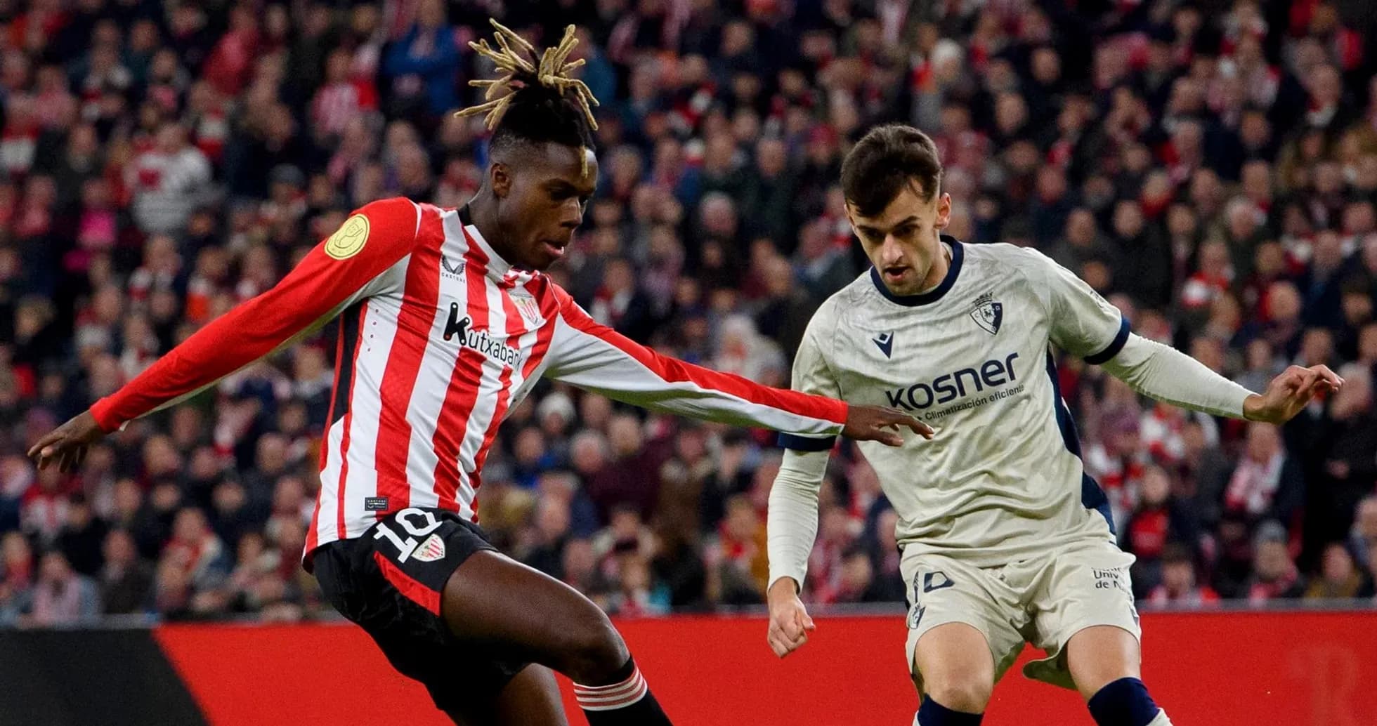 Athletic Club player challenges Osasuna opponent