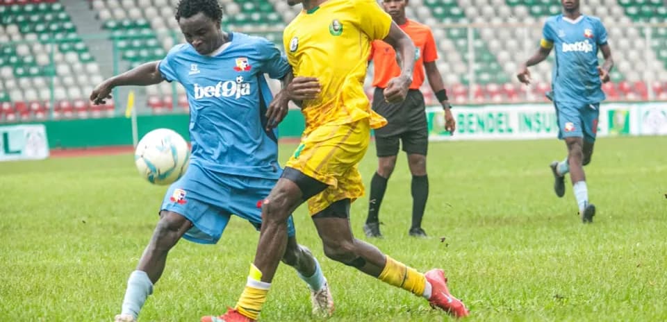 Players contesting for the ball during match