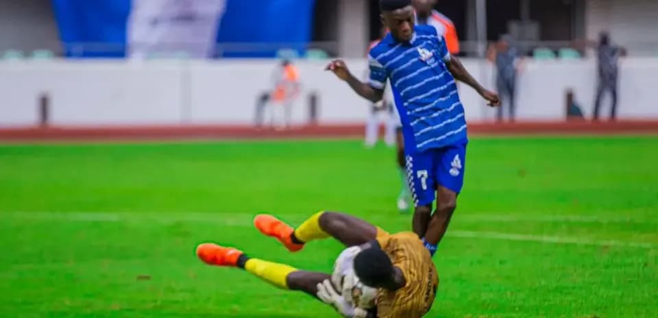 Warri Wolves player challenges Shooting Stars goalkeeper