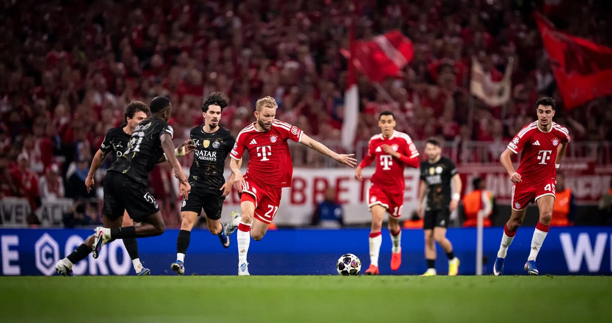 Bayern München player dribbling against Paris Saint Germain