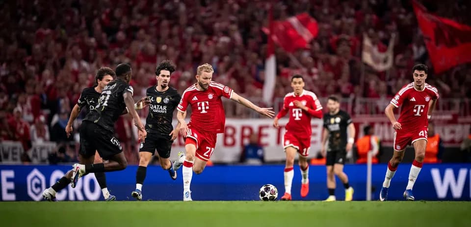 Bayern München player dribbling against Paris Saint Germain