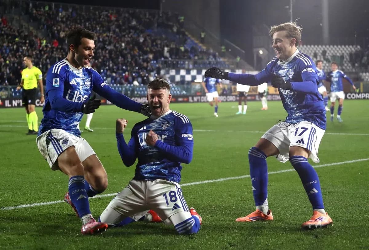 Como players celebrating a goal during match