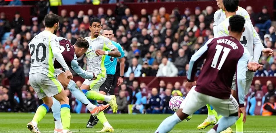 Players competing for the ball in match