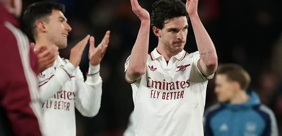 Arsenal players applauding fans after match
