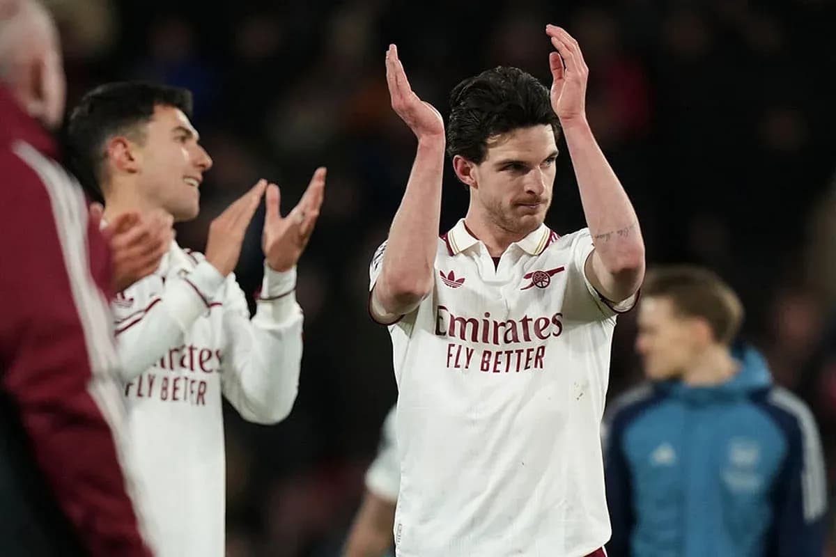 Arsenal players applauding fans after match