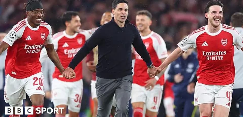 Arsenal players celebrating with their manager after match