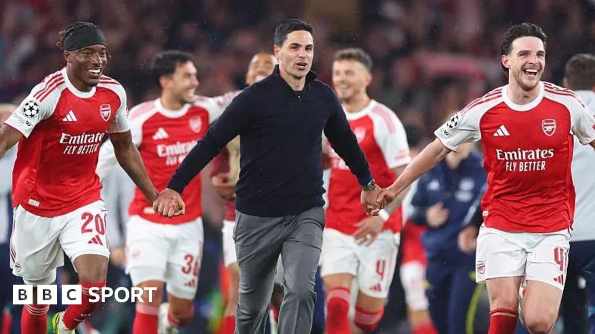 Arsenal players celebrating with their manager after match